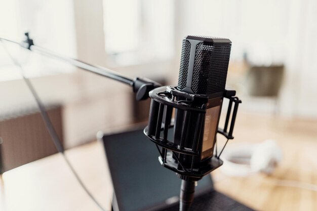 Mikrofon im Studio für ein Interview Good News Live-Übertragungsaufzeichnung der Podcast-Show