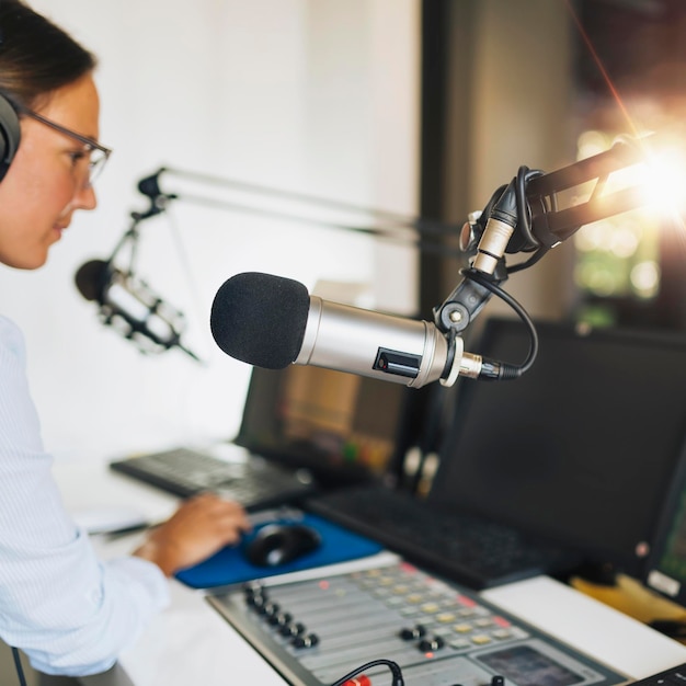 Mikrofon in einem Podcast-Studio-Host und die Sendeausrüstung im Hintergrund