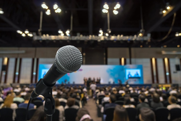 Foto mikrofon mit abstraktem unscharfem foto des konferenzsaals oder des tagungsraums