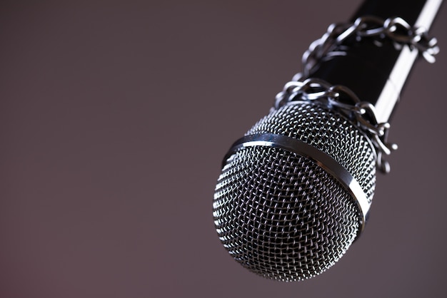 Mikrofon mit einer Kette, Idee der Pressefreiheit Konzept.