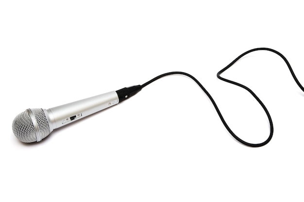 Foto mikrofon mit schwarzem kabel auf weißem hintergrund