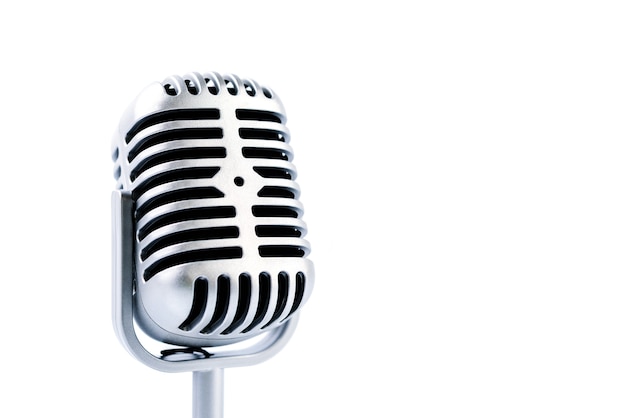 Mikrofon retro isoliert auf weiß