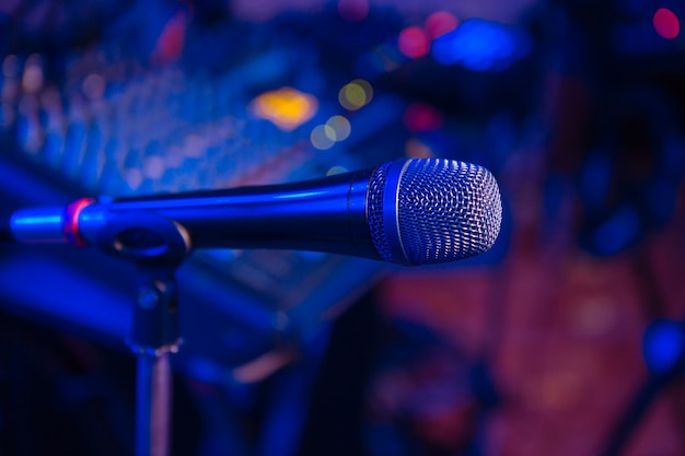 Mikrofon steht in der Halterung bei einem Konzert im Restaurant.