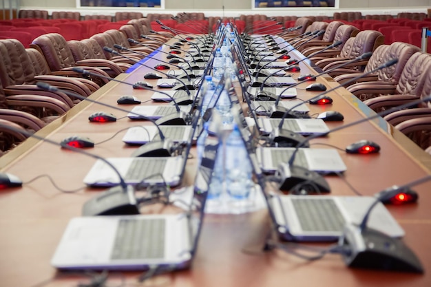 Foto mikrofonleistung im konferenzsaal geschäftskonzept