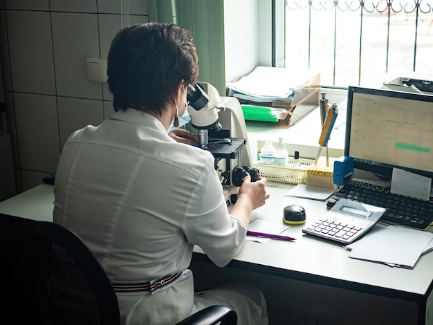 Mikroskop im Labor für medizinische Tests