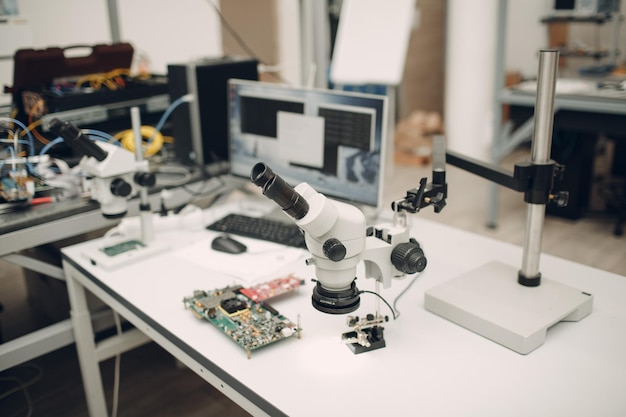 Foto mikroskop im wissenschaftlichen forschungslabor auf dem tisch