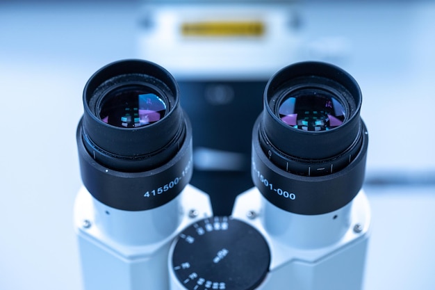 Mikroskop-Okulare, die im Labor zu Studienzwecken isoliert wurden