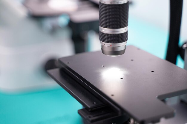 Mikroskope in medizinischen Laboratorien in Krankenhäusern werden verwendet, um Krankheitserreger aufzudecken