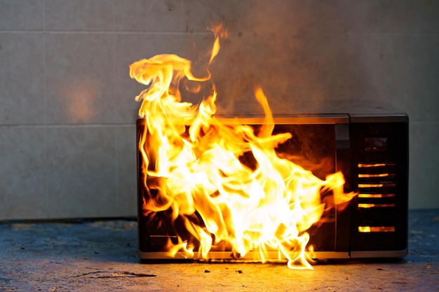 Mikrowellenherd in Brand das Konzept des Feuers in der Küche