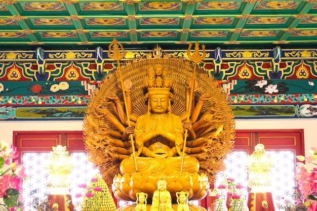 Mil manos de Buda de madera en el templo chino, Tailandia