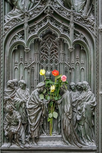 MILÁN, ITALIA / EUROPA - 23 DE FEBRERO: Detalle de la puerta principal de la Catedral del Duomo en Milán Italia el 23 de febrero de 2008