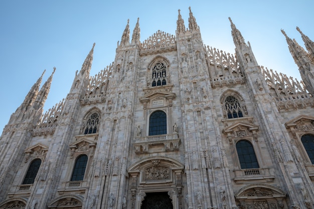 Milán, Italia - 27 de junio de 2018: Primer plano de la fachada de la Catedral de Milán (Duomo di Milano) es la iglesia catedral de Milán. Dedicado a Santa María de la Natividad, es sede del arzobispo de Milán.