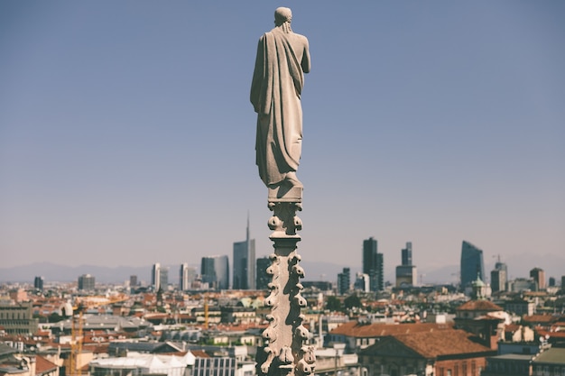 Milán, Italia - 27 de junio de 2018: Vista panorámica de la ciudad de Milán con modernos edificios de la Catedral de Milán (Duomo di Milano). Día soleado de verano y cielo azul.