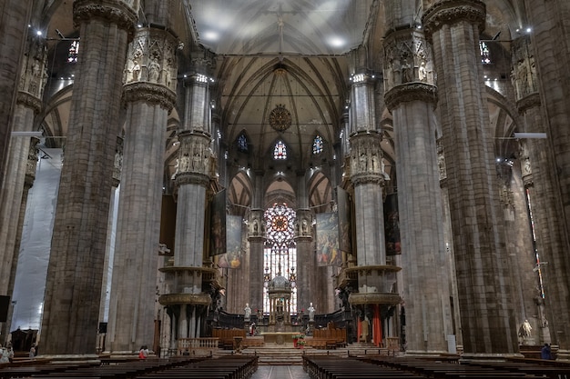 Milán, Italia - 27 de junio de 2018: Vista panorámica del interior de la Catedral de Milán (Duomo di Milano) es la iglesia Catedral de Milán. Dedicado a Santa María de la Natividad, es sede del Arzobispo de Milán.