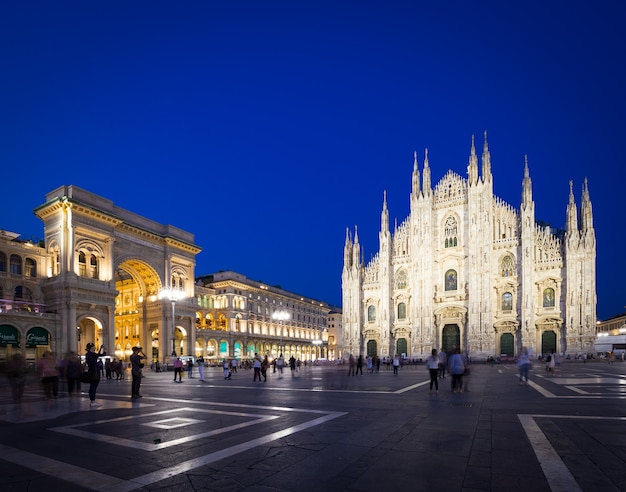 Milán, Italia - 28 de abril de 2018: turistas durante la hora azul tomando fotografías en la Plaza del Duomo, el principal hito de la ciudad.