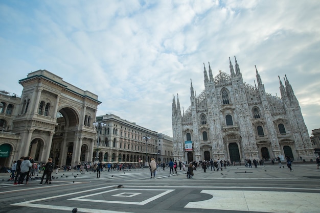 Milán, Italia-29 de octubre de 2016: Duomo Milán centro histórico edificio de la ciudad, italiano llamado Milano Duomo en Italia.