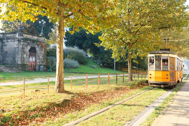 MILAN ITALIA 30 DE OCTUBRE DE 2016 Antiguo tranvía antiguo en la calle de Milán Italia Símbolo de movilidad ecología y energía alternativa