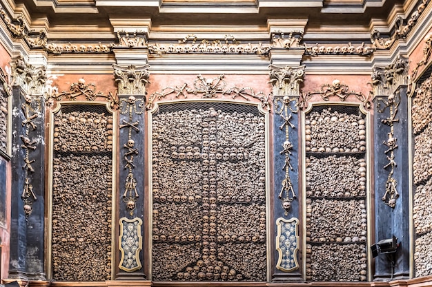 Milán, Italia - Circa agosto de 2020. Capilla del osario en la iglesia de San Bernardino alle Ossa. Cada detalle arquitectónico está revestido de huesos humanos.