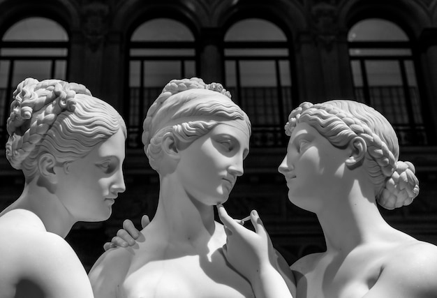 Foto milán, italia - junio de 2020: bertel thorvaldsenãƒâ ¢ ã‚â € ã‚â ™ s estatua las tres gracias. escultura neoclásica, en mármol, de las tres caritas mitológicas.