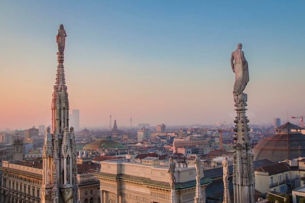 Milán por la noche, vista de la ciudad desde la terraza del Duomo