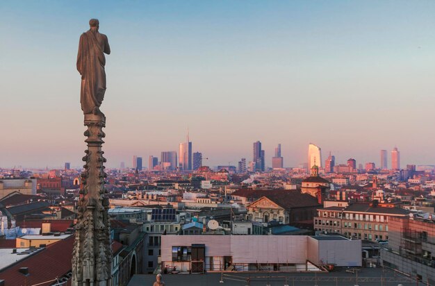 Milán por la noche, vista de la ciudad desde la terraza del Duomo