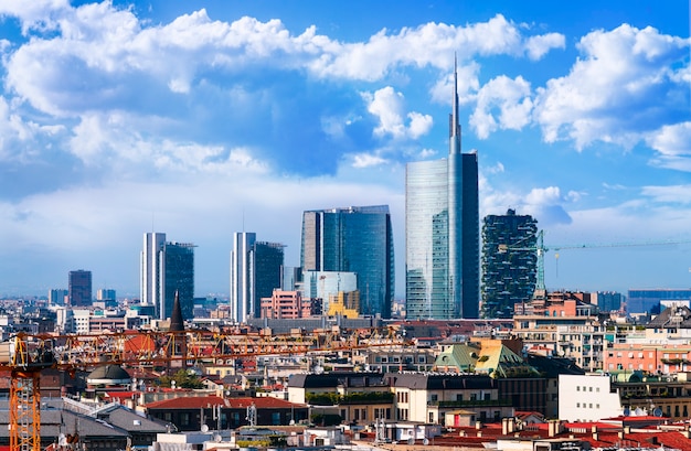 Milán, vista sobre el horizonte desde el Duomo, Lombardia, Italia