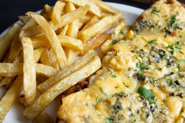 MILANESA MIT POMMES FRITES