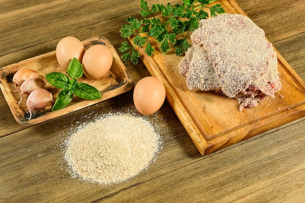 Milanesa de ternera presentada en la mesa con ingredientes