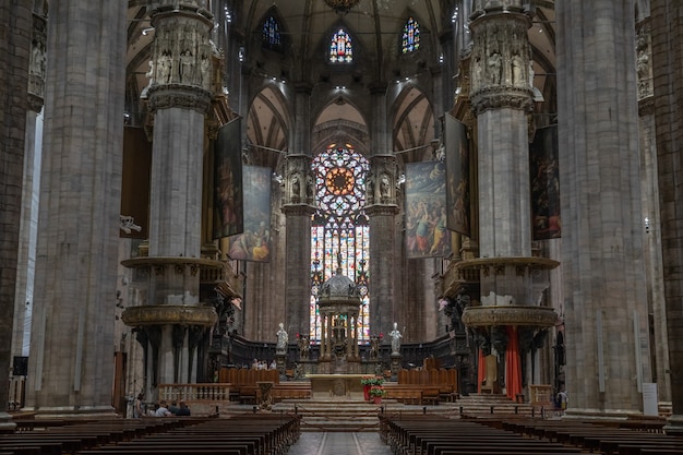 Milão, Itália - 27 de junho de 2018: Vista panorâmica do interior da Catedral de Milão (Duomo di Milano) é a Igreja Catedral de Milão. Dedicado a Santa Maria da Natividade, é a residência do Arcebispo de Milão.