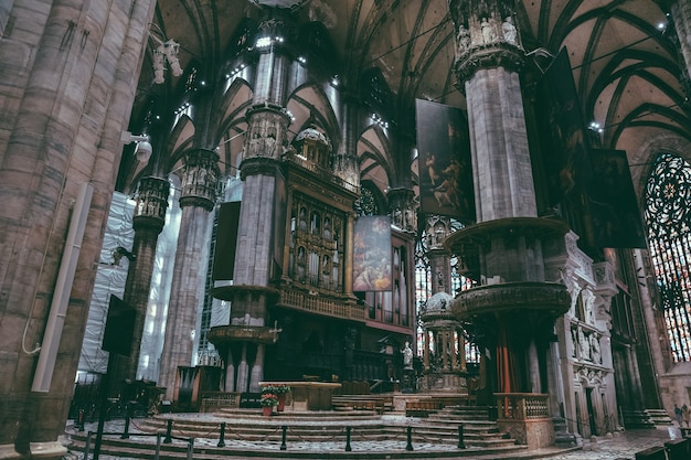 Milão, Itália - 27 de junho de 2018: Vista panorâmica do interior da Catedral de Milão (Duomo di Milano) é a Igreja Catedral de Milão. Dedicado a Santa Maria da Natividade, é a residência do Arcebispo de Milão.