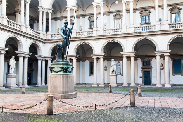 Milão, itália. entrada da famosa brera university of arts