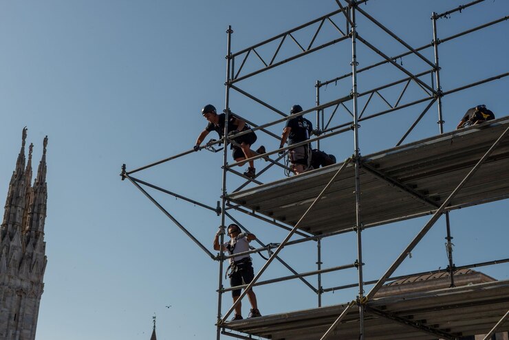 Milão Itália Junho 2022 Trabalhadores que estão montando a estrutura do palco para um show na praça Duomo em Milão