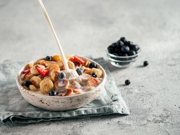 Milch auf Pfannkuchen Müsli kopieren Raum gegossen