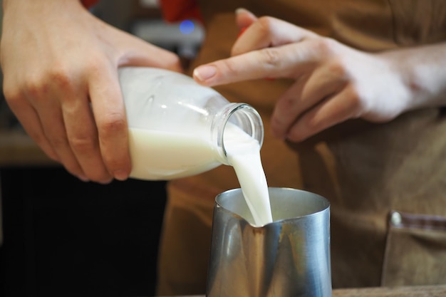 Foto milch aus einer flasche gießen