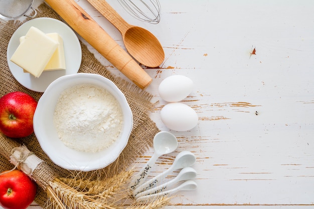 Milch, Butter, Eier und Mehl in der Draufsicht