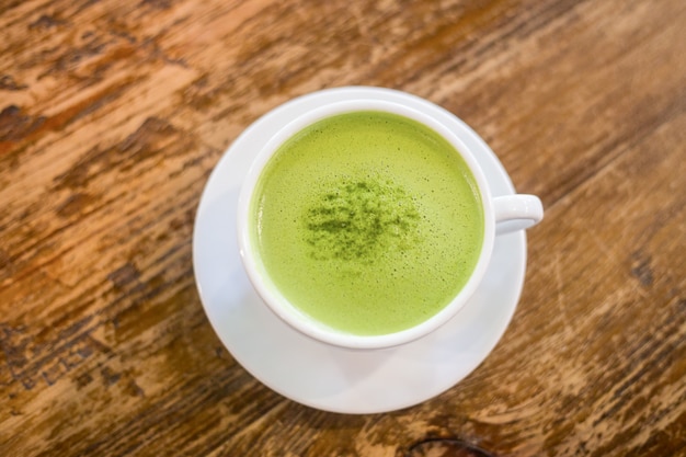 Milch des grünen Tees in einer Tasse