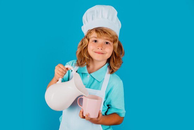 Milch für Kinder, Koch, Junge, der frisches Gemüse für eine gesunde Ernährung herstellt, Porträt eines kleinen Kindes in Form