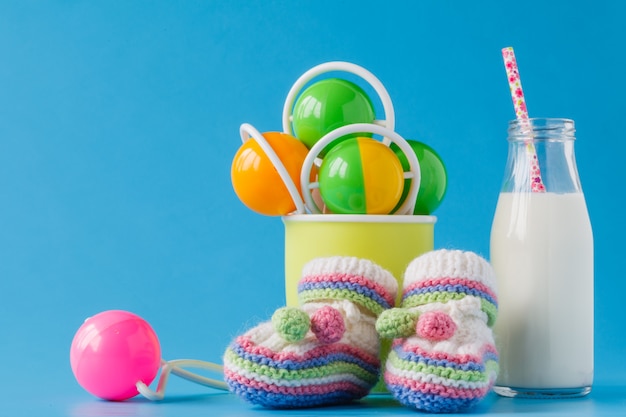 Milch in der Flasche mit Spielzeug