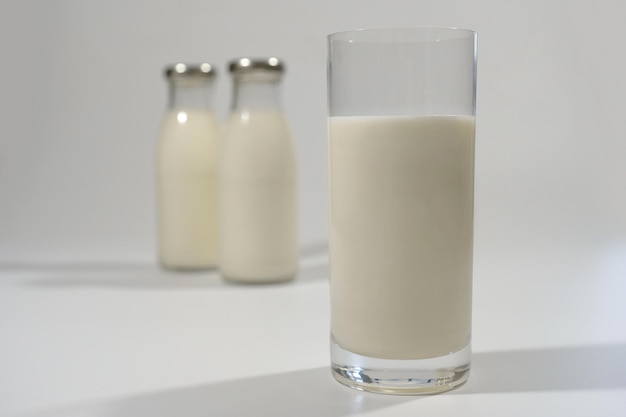 Milch in einem Glas auf grauem Hintergrund Nahaufnahme Milchprodukt