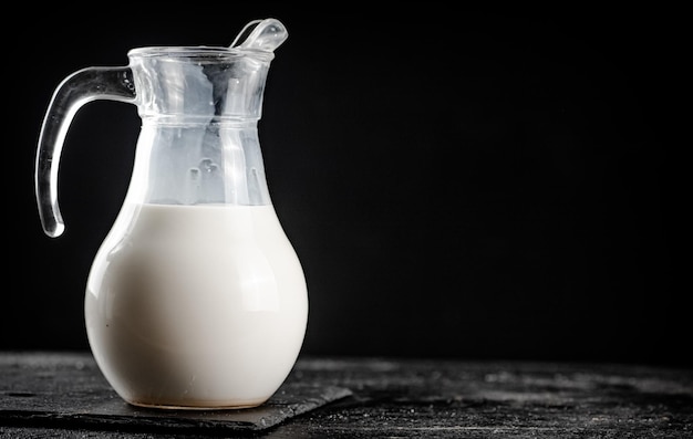 Foto milch in einem krug auf dem tisch