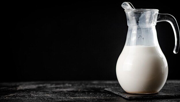 Milch in einem Krug auf dem Tisch