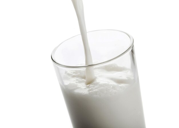 Milch in Glas gießen