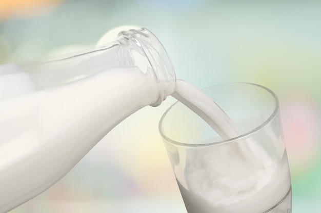 Milch in Glas gießen