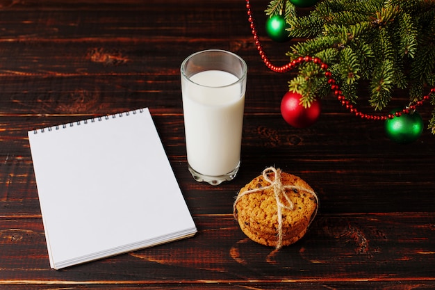 Milch, Kekse und eine Wunschliste unter dem Weihnachtsbaum. Die Ankunft des Weihnachtsmannes.