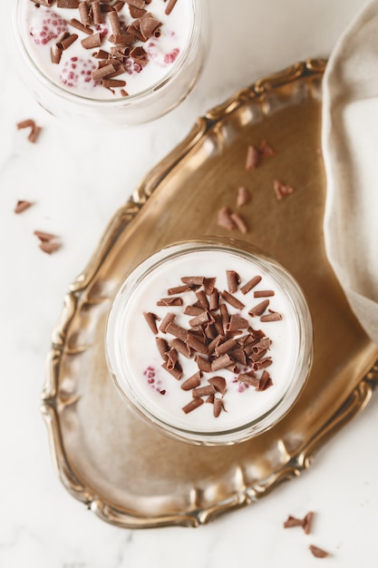 Foto milch mit schokolade und himbeeren