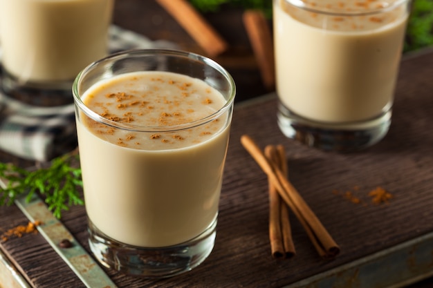 Milch mit Zimt auf Holztisch