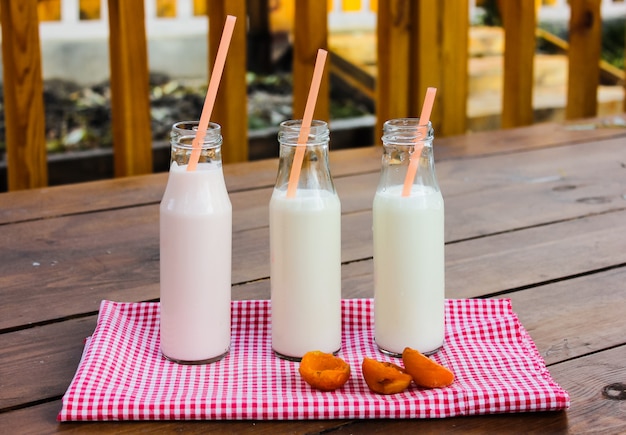 Milch Sake und Milchgetränk auf weißem Holztisch