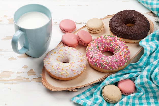 Milch und Donuts auf Holztisch