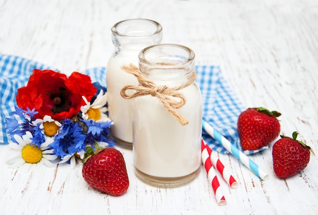 Milch und Erdbeeren