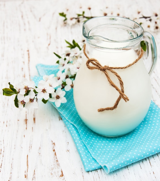 Milch und Frühlingsblüte